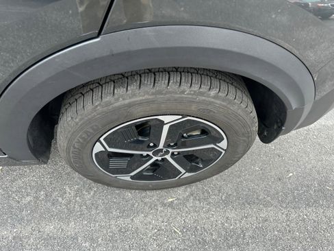 Used 2025 Kia Niro EX image 9