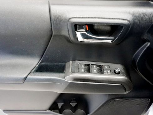 Used 2018 Toyota Tacoma TRD Sport AWD/4WD image 13