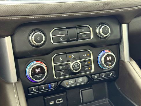 Used 2022 GMC Yukon SLT w/ SLT Premium Package image 30