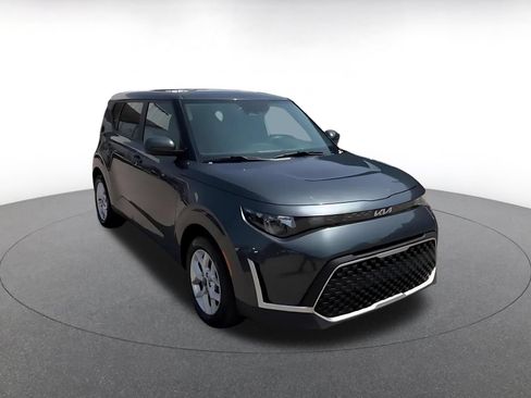 Used 2025 Kia Soul LX w/ LX Technology Package FWD image 3