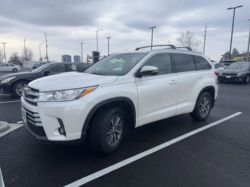 Used 2017 Toyota Highlander XLE image 2