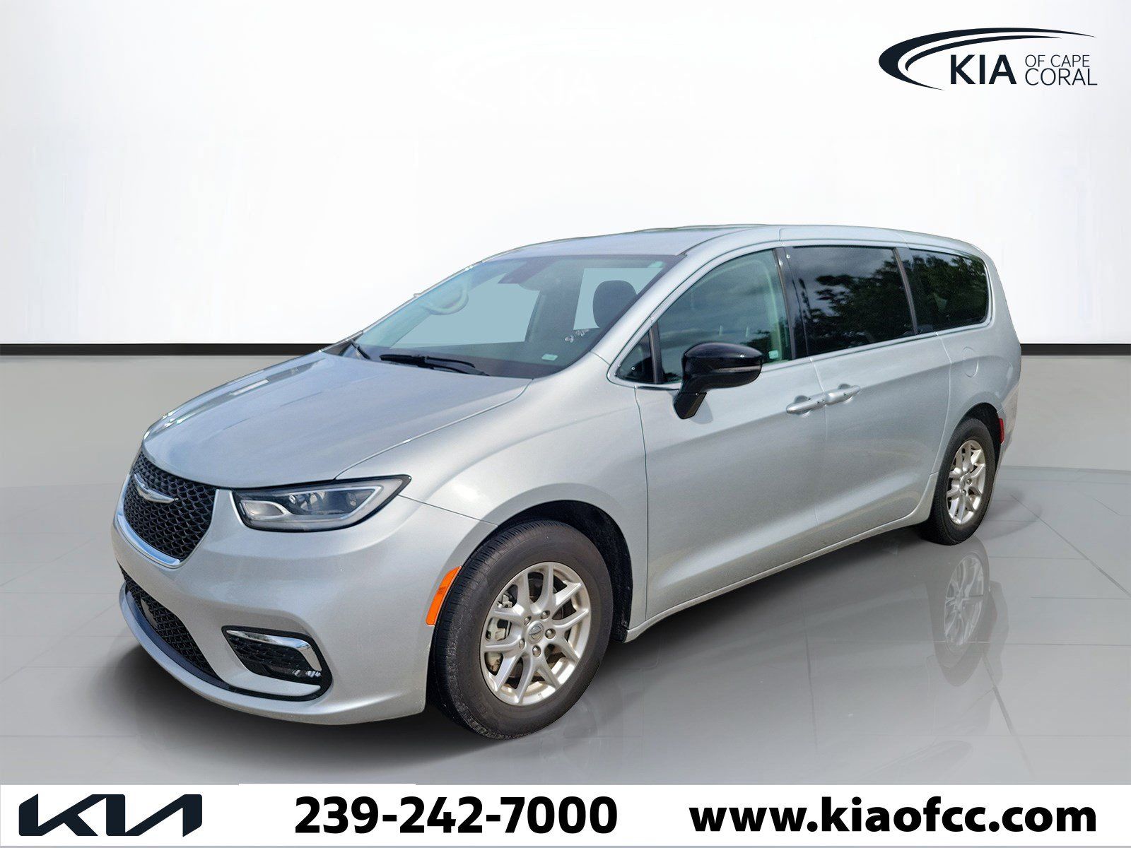 Used 2024 Chrysler Pacifica Touring-L FWD image 3