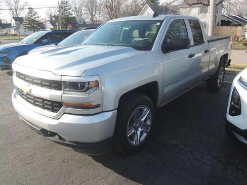 Used 2018 Chevrolet Silverado 1500 Custom w/ Custom Value Package image 3