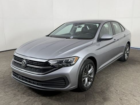 Used 2024 Volkswagen Jetta SE FWD image 3