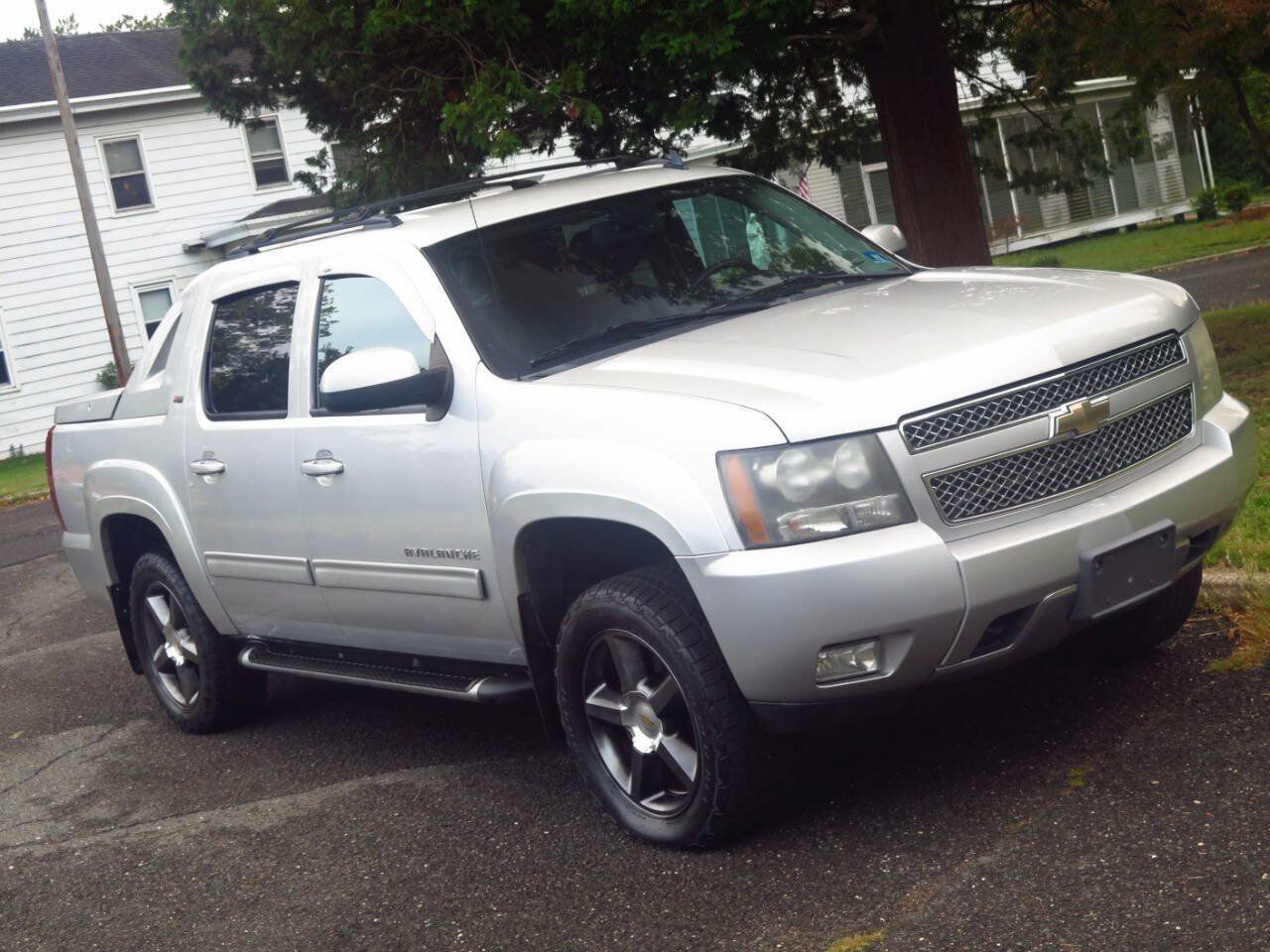 Used 2011 Chevrolet Avalanche LT w/ Luxury Package AWD/4WD image 34