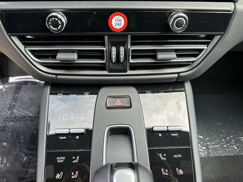 Certified 2025 Porsche Macan AWD/4WD image 33