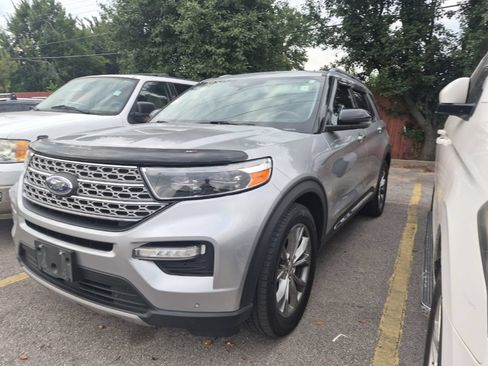 Used 2022 Ford Explorer Limited w/ Equipment Group 301A RWD image 2