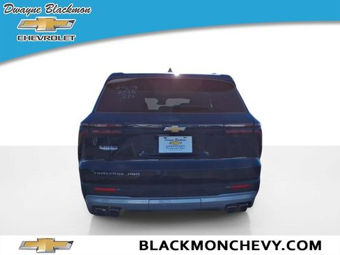 Used 2025 Chevrolet Traverse LT image 4