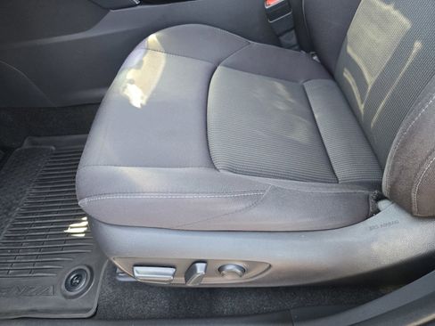 Used 2022 Toyota Venza LE AWD/4WD image 16