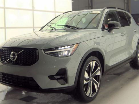 Used 2024 Volvo XC40 B5 Plus w/ Protection Package Premier AWD/4WD image 1