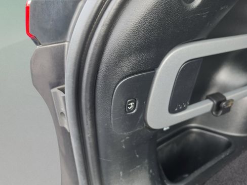 Used 2018 Jeep Cherokee Limited FWD image 11