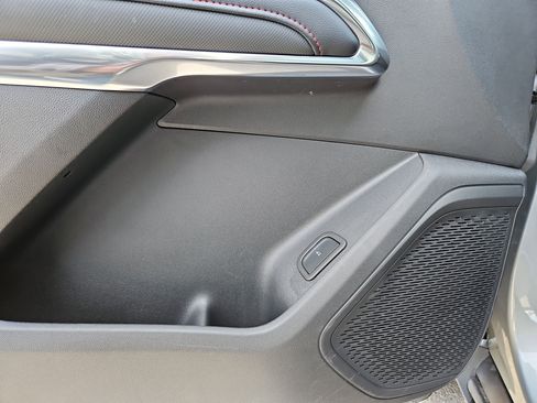 Used 2025 Chevrolet Traverse Z71 image 14