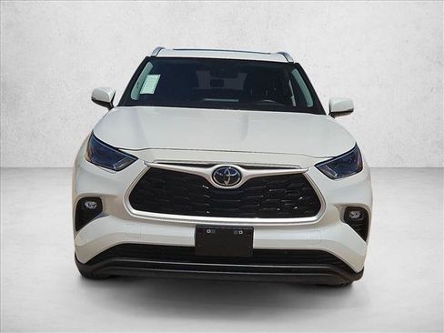 Used 2025 Toyota Highlander XLE FWD image 2