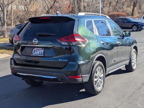 Used 2020 Nissan Rogue SV image 3