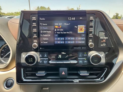 Used 2021 Toyota Highlander XLE FWD image 16