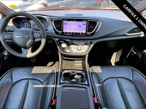 Used 2025 Chrysler Pacifica Limited FWD image 7