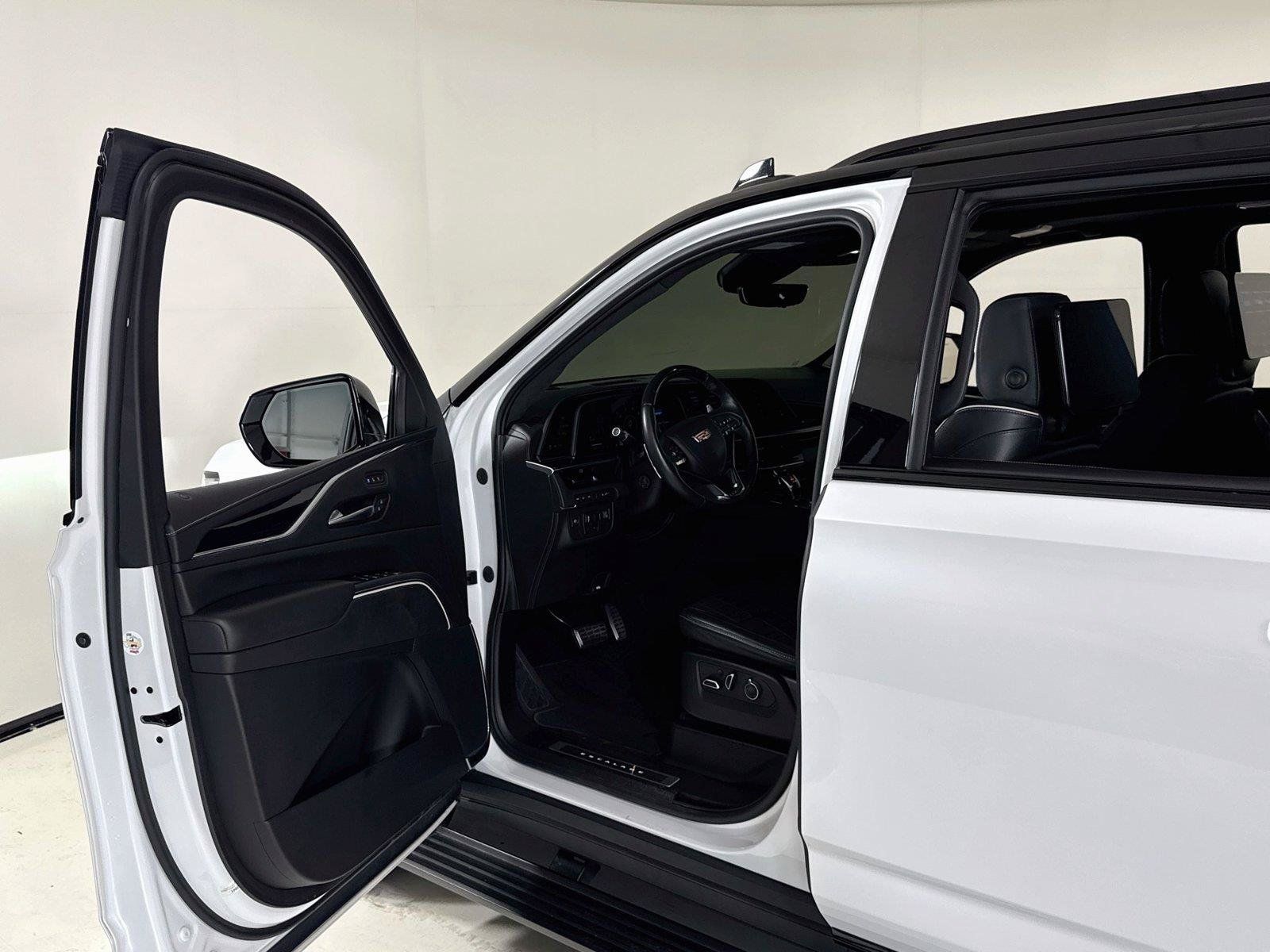 Used 2023 Cadillac Escalade V w/ LPO, ONYX Package AWD/4WD image 11