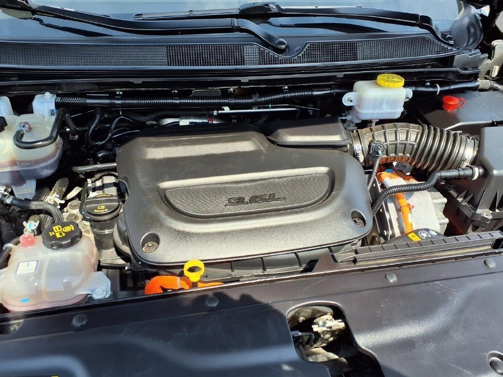 Used 2024 Chrysler Pacifica Limited FWD image 3