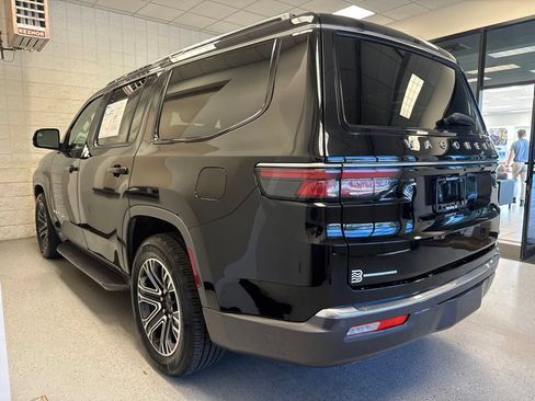 Used 2022 Jeep Wagoneer Series III AWD/4WD image 3