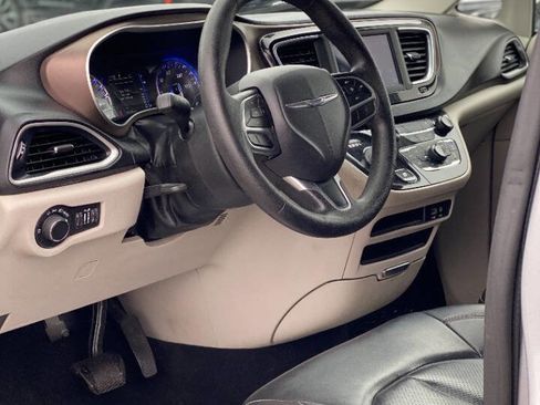 Used 2020 Chrysler Voyager Lxi image 14