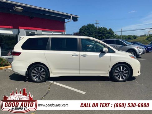 Used 2018 Toyota Sienna XLE AWD 7-Passenger (Natl) image 17