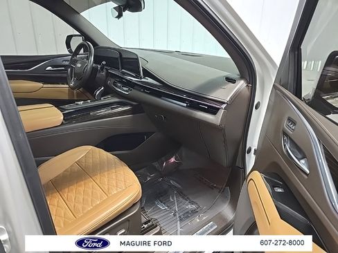 Used 2022 Cadillac Escalade ESV Premium Luxury image 17