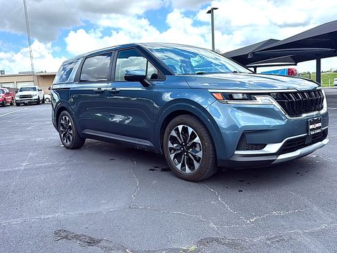 Used 2023 Kia Carnival EX image 3