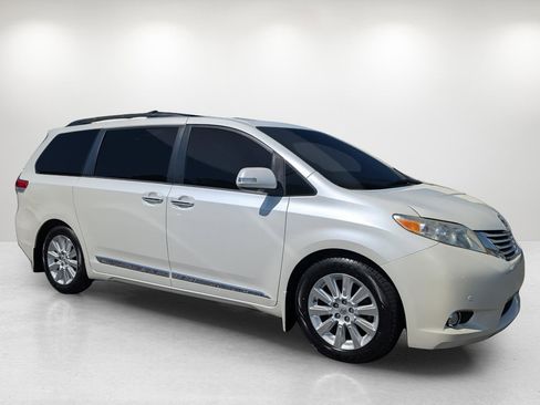 Used 2014 Toyota Sienna Limited w/ Limited Premium Package image 3