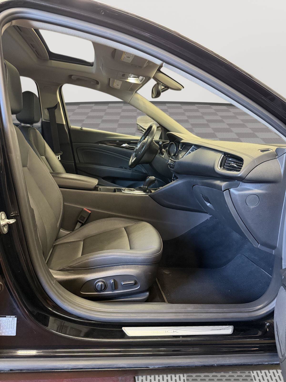 Used 2018 Buick Regal Essence FWD image 12