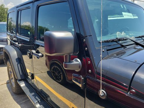 Used 2015 Jeep Wrangler Unlimited Rubicon w/ Connectivity Group AWD/4WD image 8