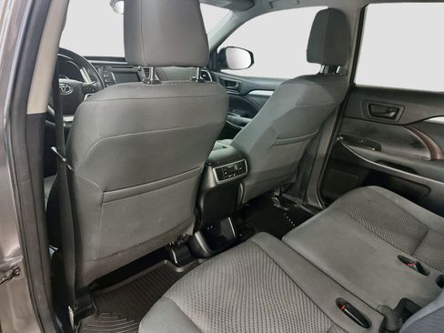 Used 2018 Toyota Highlander LE AWD/4WD image 27