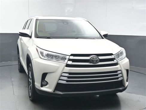 Used 2017 Toyota Highlander XLE image 2