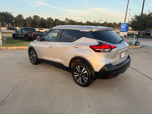 Used 2018 Nissan Kicks SV FWD image 6
