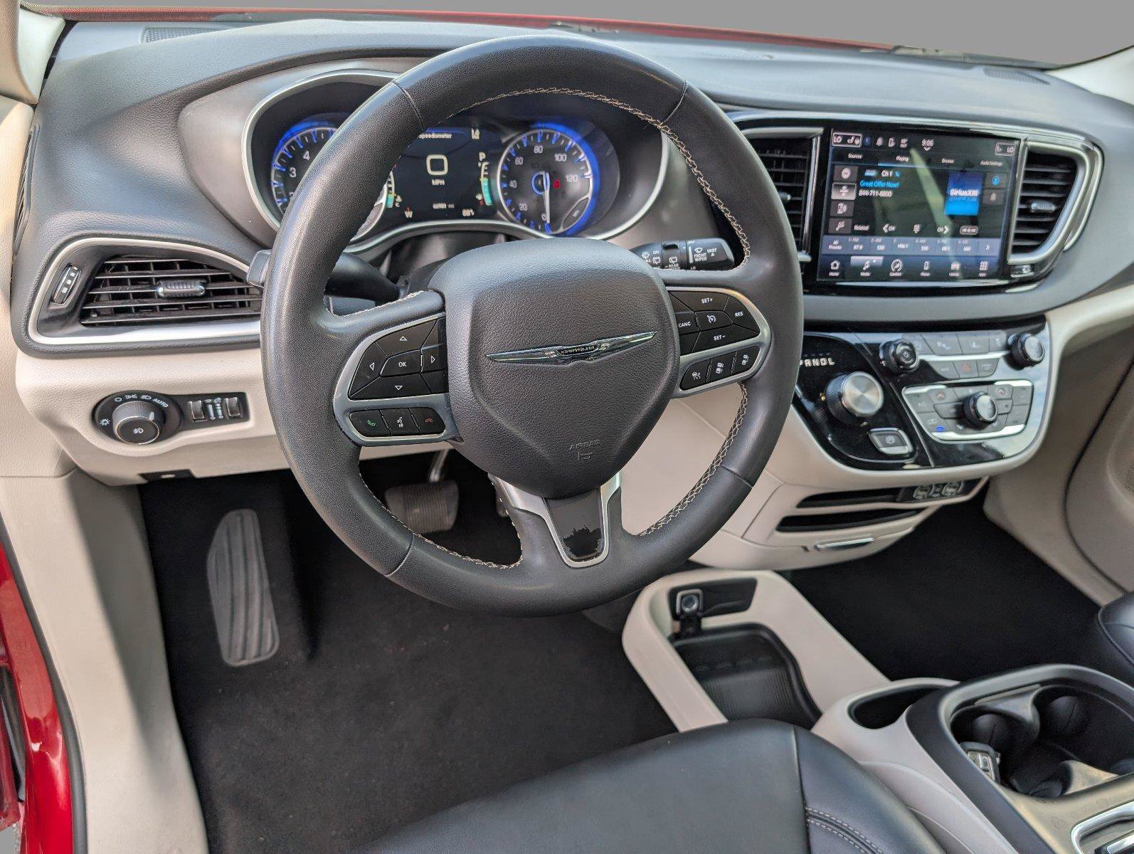 Used 2024 Chrysler Pacifica Touring-L FWD image 4