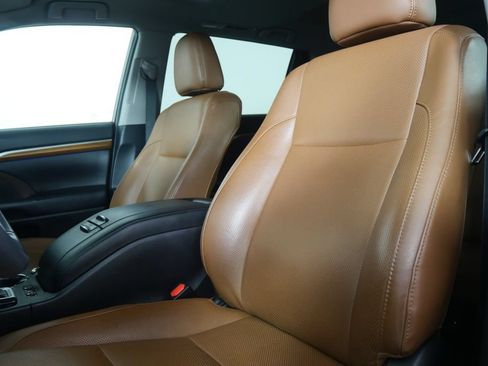Used 2019 Toyota Highlander Limited FWD image 10