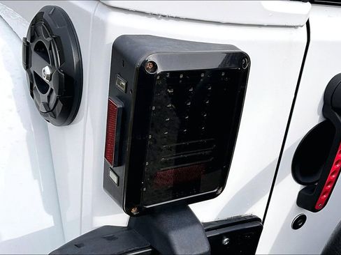 Used 2015 Jeep Wrangler Unlimited Sahara w/ Connectivity Group image 28