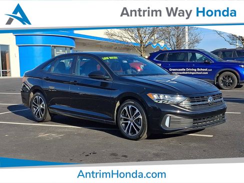 Used 2024 Volkswagen Jetta Sport image 1