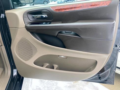 Used 2014 Chrysler Town & Country Touring-L w/ Driver Convenience Group image 19