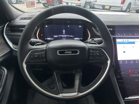 Used 2024 Jeep Grand Cherokee Limited w/ Luxury Tech Group II image 18