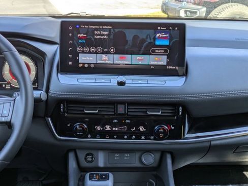 Used 2025 Nissan Rogue SL w/ SL Premium Package FWD image 20