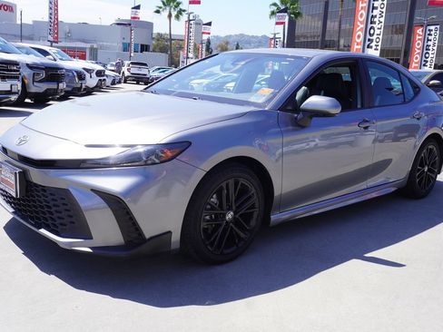 Used 2025 Toyota Camry SE FWD image 4