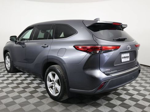 Used 2020 Toyota Highlander LE AWD/4WD image 4