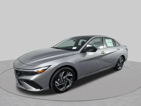 Used 2025 Hyundai Elantra SEL FWD image 4