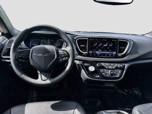 Used 2024 Chrysler Pacifica Limited FWD image 21