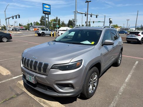 Used 2019 Jeep Cherokee Latitude Plus AWD/4WD image 2
