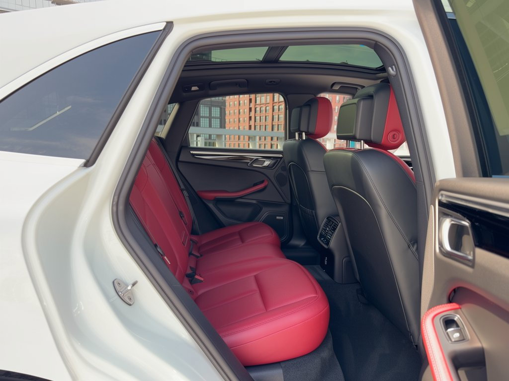 Certified 2024 Porsche Macan S AWD/4WD image 29