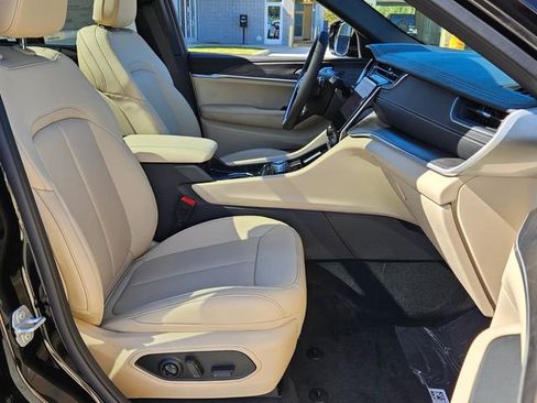 New 2025 Jeep Grand Cherokee Limited w/ Luxury Tech Group II RWD image 17
