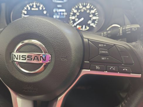 Used 2017 Nissan Rogue SV image 17