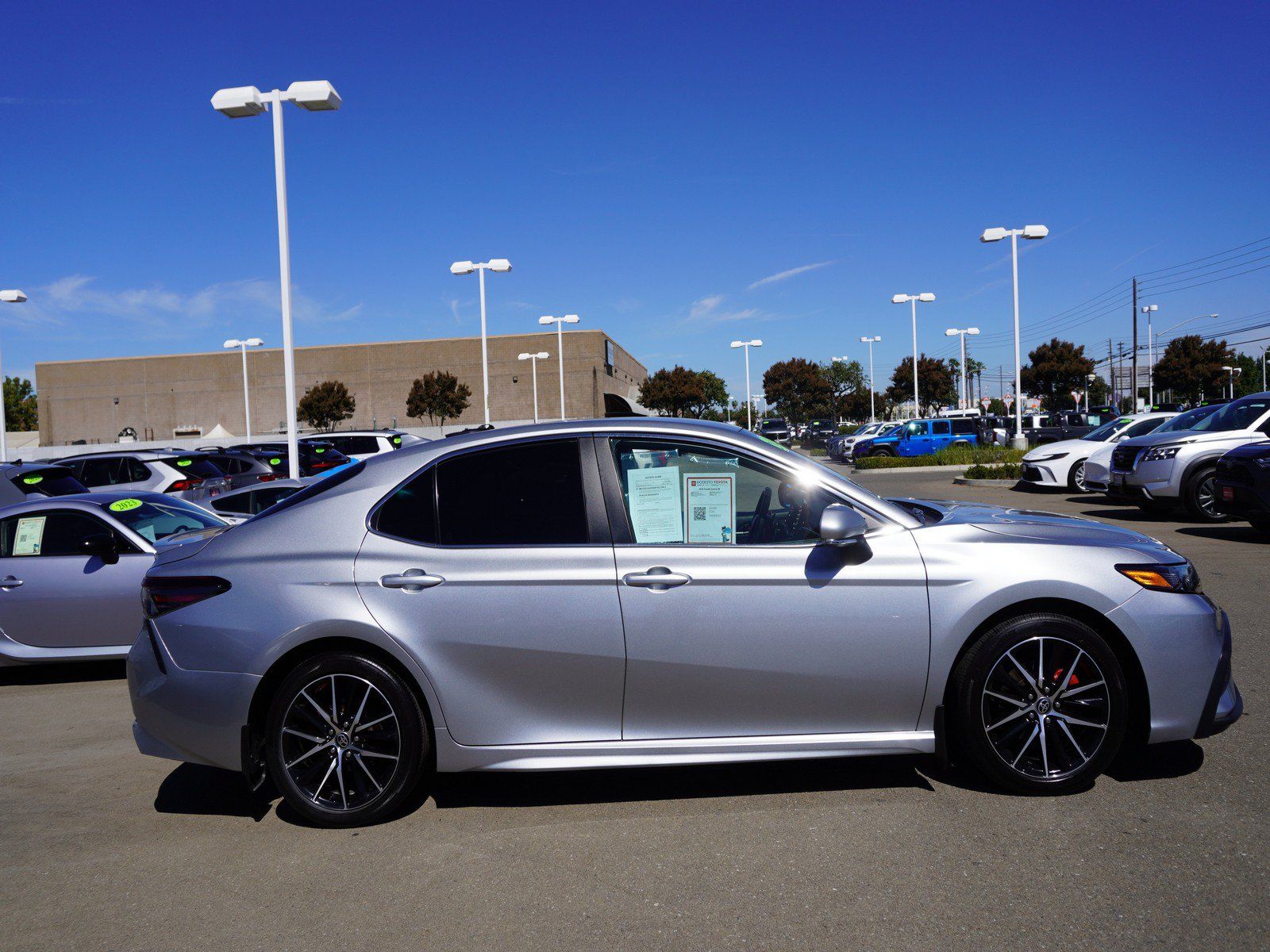 Used 2023 Toyota Camry SE FWD image 4