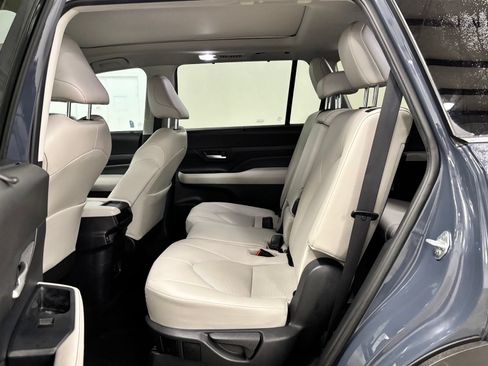 Used 2024 Toyota Grand Highlander AWD image 19